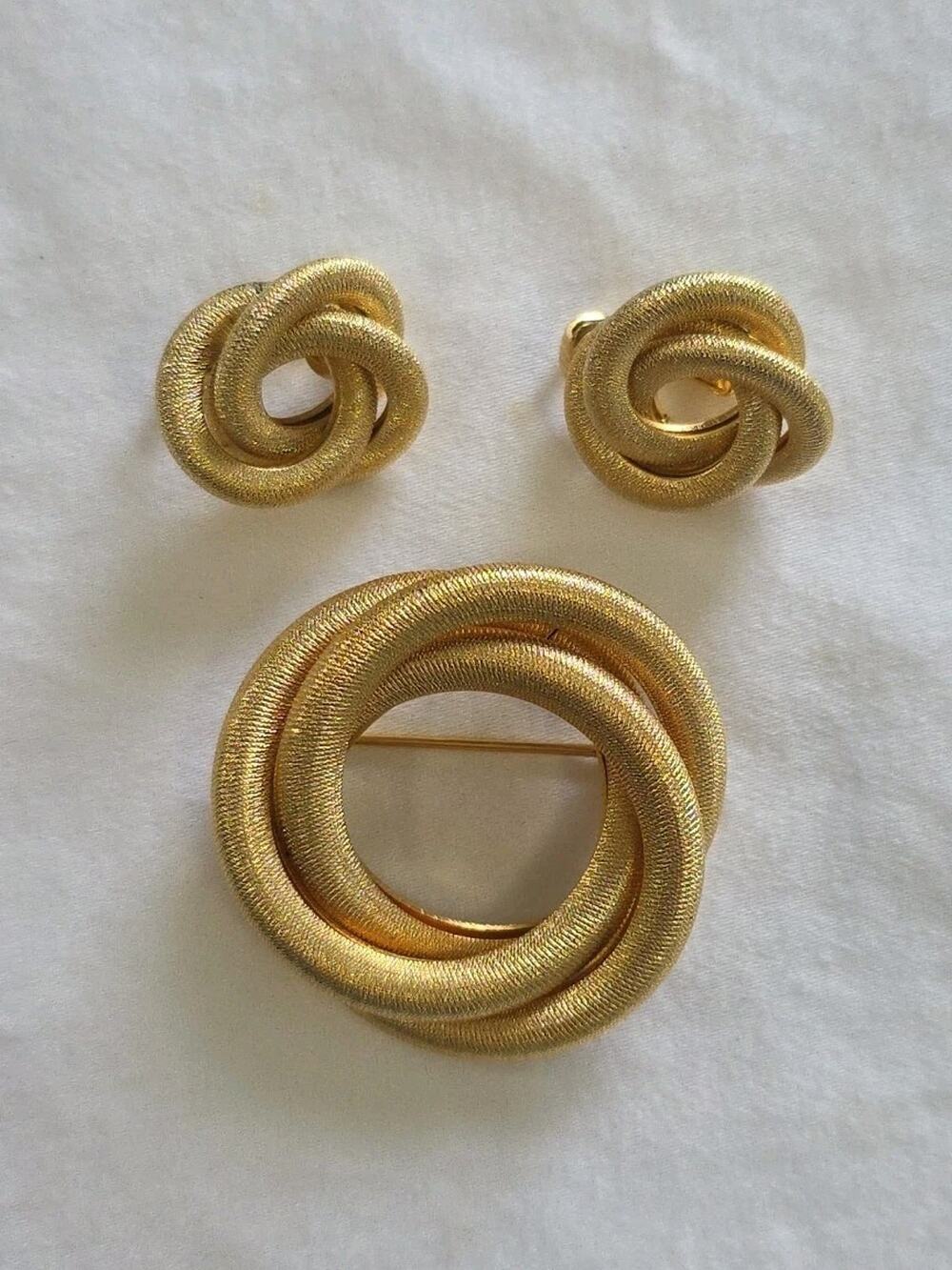 Vintage Sarah Coventry Textured Gold Tone Circle Brooch & Clip On Earrings Set